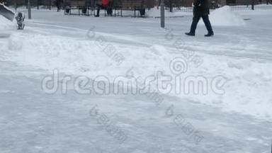 清理城市街道大雪.. 市政城市道路养护.. 一辆卡车上落下的雪球的特写镜头